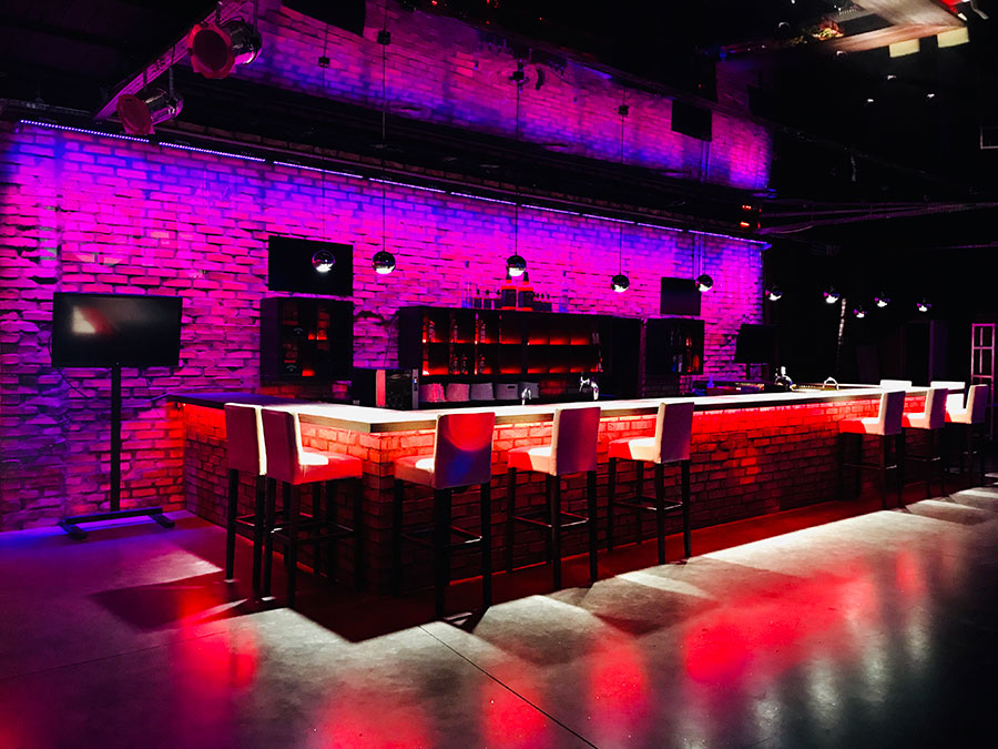 Loft44 - lokal eventowy z oświetleniem belek LED